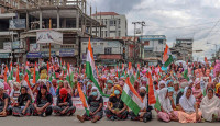 অগ্নিগর্ভ মণিপুর, নারীদের মিছিল থামাতে সেনা মোতায়েন