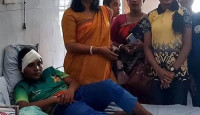 নারী হয়ে ফুটবল খেলায় দুই ফুটবলারের উপর হামলা
