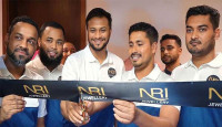 দুবাইয়ে সাকিবকে দেখে ভক্তদের স্লোগান, বিশ্বকাপে রিয়াদকে দেখতে চায়