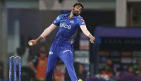 ইনজুরির কারণে আইপিএল থেকে ছিটকে গেলেন জাসপ্রিত বুমরাহ
