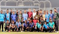 চট্টগ্রাম মাঠকর্মীদের মধ্যে পুরস্কারের অর্থ দিয়ে দিলেন সাকিব