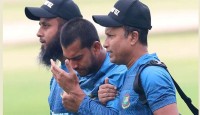 ফুটবল খেলতে গিয়ে আঘাত পেয়ে হাসপাতালে মিরাজ