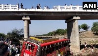 ভারতে সেতুর রেলিং ভেঙ্গে বাস নদীতে, নিহত ১৫