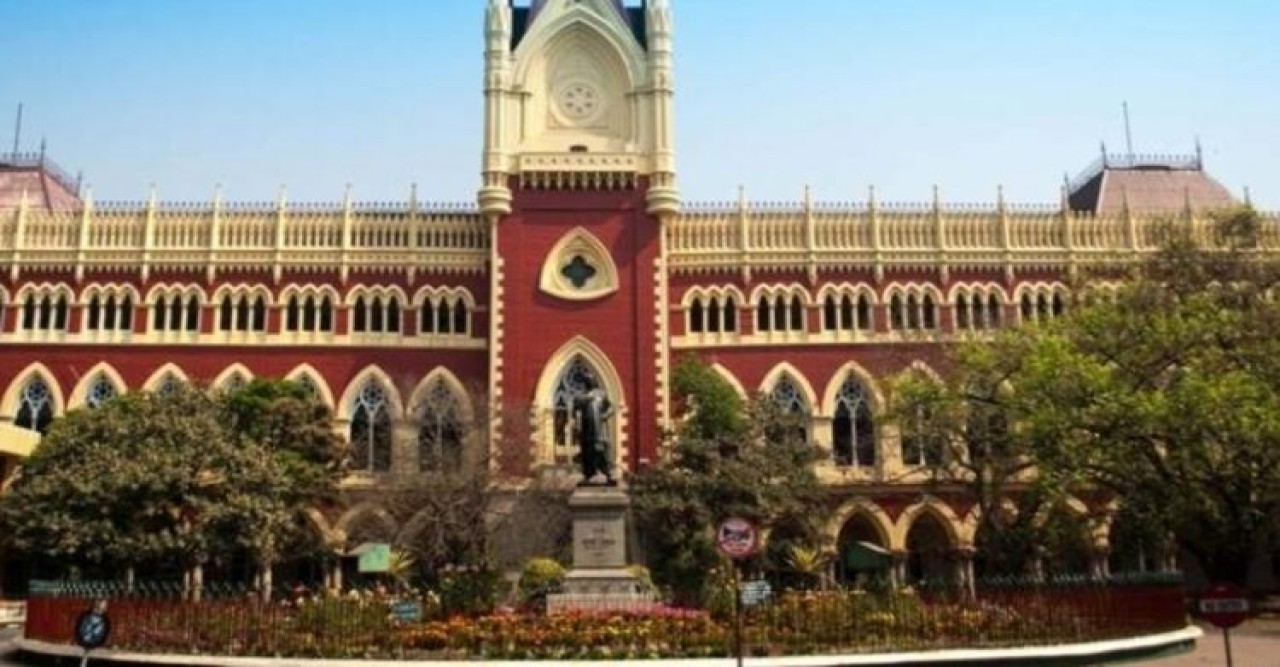 অসুস্থ শরীরেই ১৪২ কিমি পেরিয়ে স্কুলে যাচ্ছিলেন শিক্ষিকা! বদলির নির্দেশ হাইকোর্টের