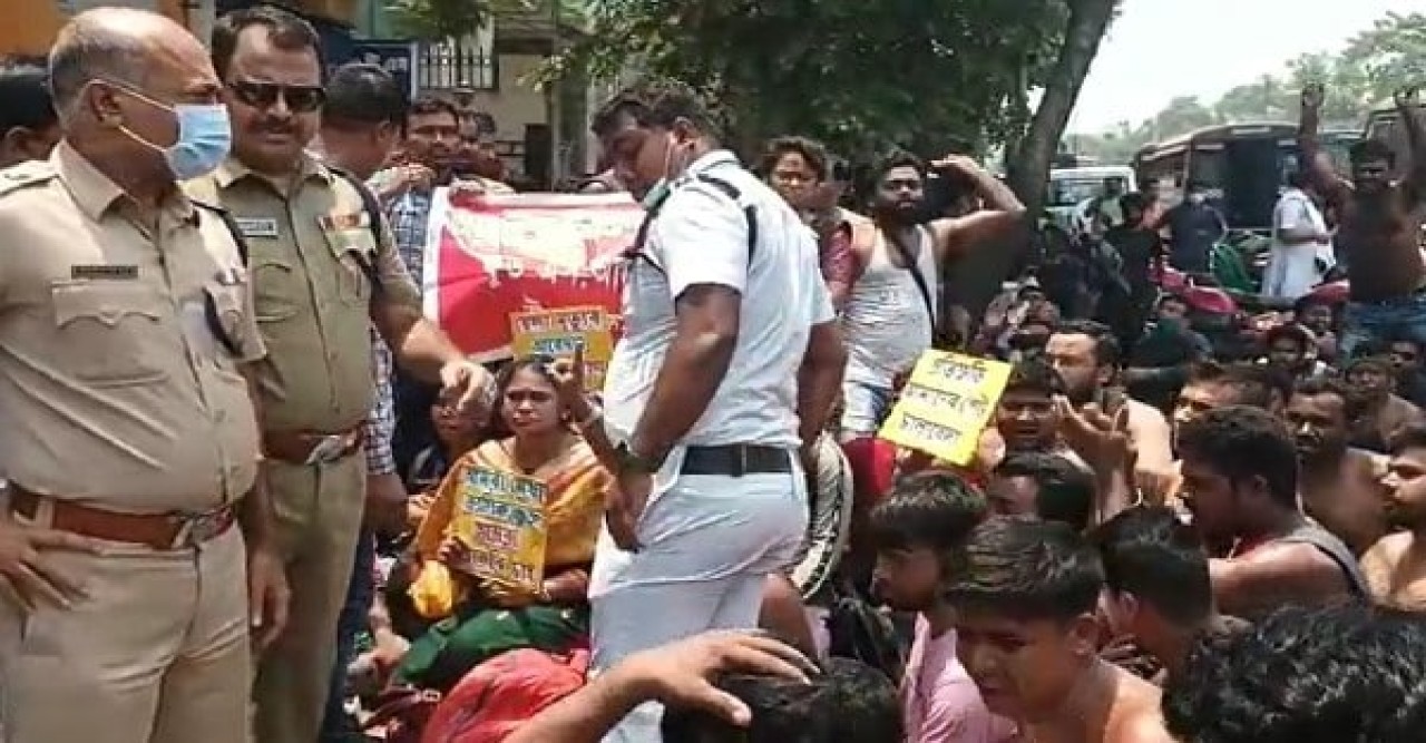 পিএসসি অফিসের সামনে ধুন্ধুমার, তুমুল বিক্ষোভ চাকরি প্রার্থীদের, গরমে অসুস্থ বেশ কয়েকজন