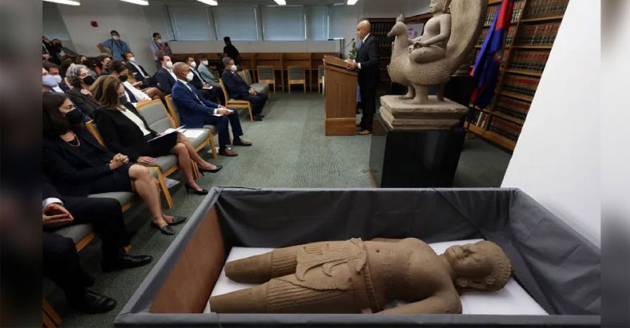 লুট করা প্রাচীন শিল্পকর্ম ফেরত পেল কম্বোডিয়া