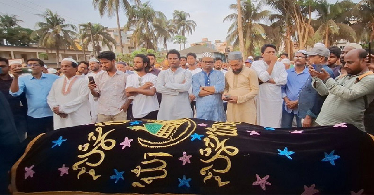 বরগুনায় মায়ের পাশে চিরনিদ্রায় শায়িত হলেন অভিনেতা রুমি