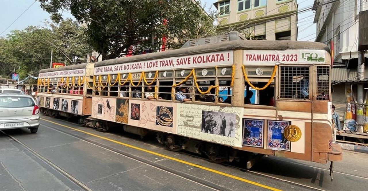 কলকাতার রাস্তায় যাত্রী নিয়ে আর ছুটবে না ১৫০ বছর ধরে চলা ট্রাম