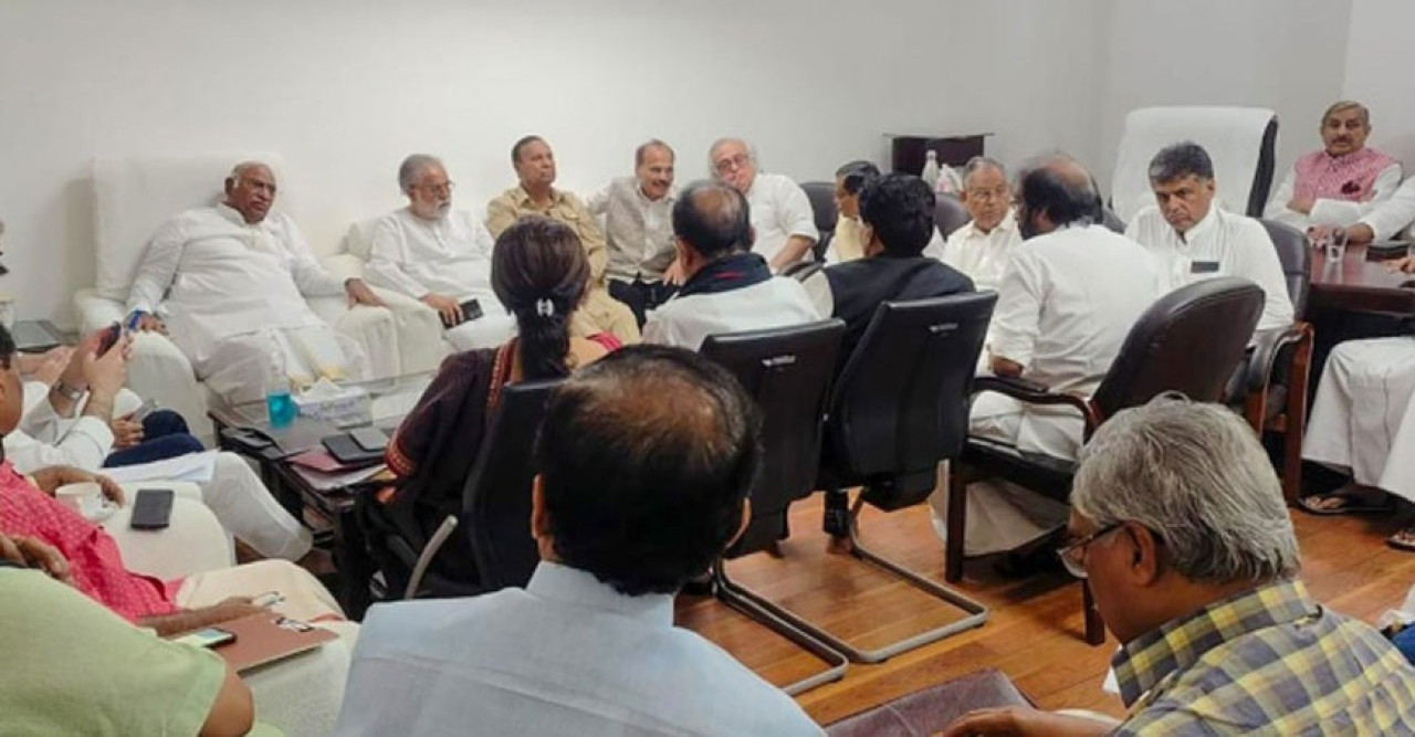 মণিপুর ইস্যুতে সংকটে মোদী সরকার, লোকসভায় চরম পদক্ষেপ করতে চলেছে বিরোধীরা