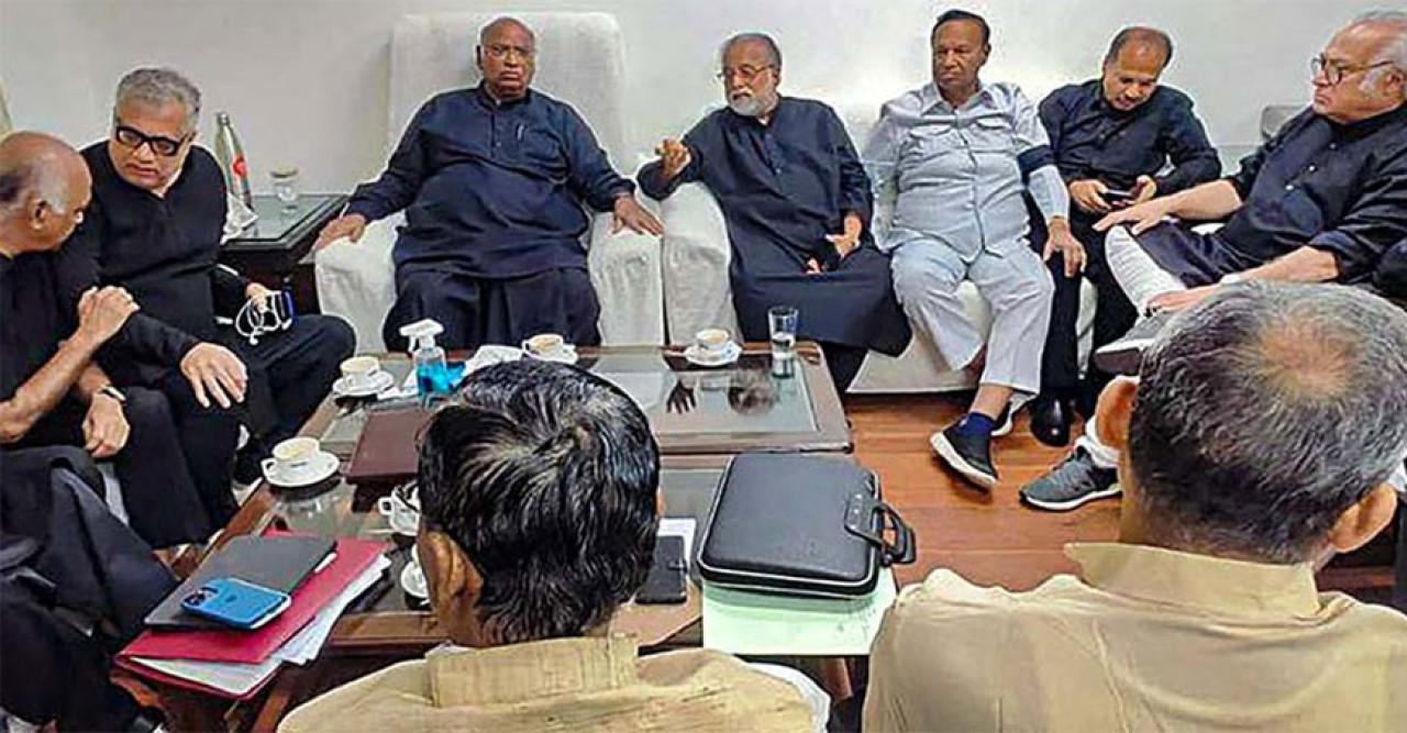পার্লামেন্টে মণিপুরকাণ্ড নিয়ে কালো পোশাক পরে বিরোধী  জোট ইন্ডিয়ার নেতাদের প্রতিবাদ