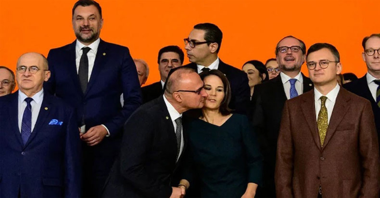 ক্রোয়েশিয়ার পররাষ্ট্রমন্ত্রীর কাণ্ডে বিব্রত জার্মানমন্ত্রী ক্রোয়েশিয়ার পররাষ্ট্রমন্ত্রীর কাণ্ডে বিব্রত জার্মানমন্ত্রী