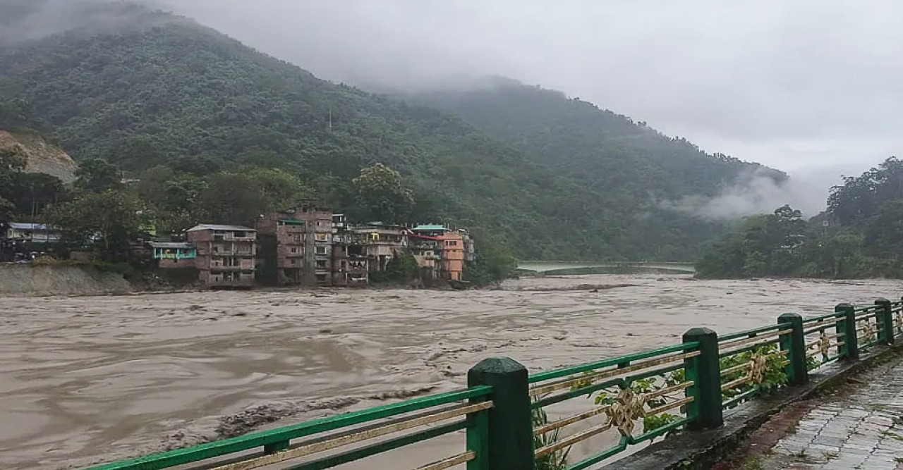 আকস্মিক বন্যায় নিখোঁজ ২৩ সেনাকে খুঁজছে ভারতীয় সেনাবাহিনী