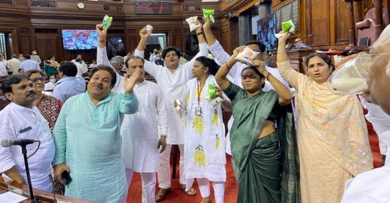 বিভিন্ন ইস্যুতে ভারতীয় সংসদে বিরোধীদের তুমুল হট্টগোল, ধর্না-অবস্থান