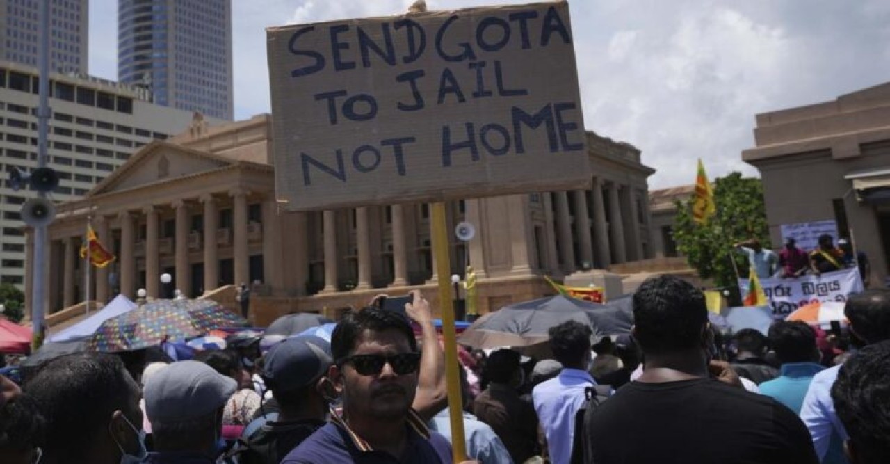  বিরোধীদের চাপে প্রধানমন্ত্রীর পদ থেকে ভাইকে সরাতে রাজি রাজাপক্ষে