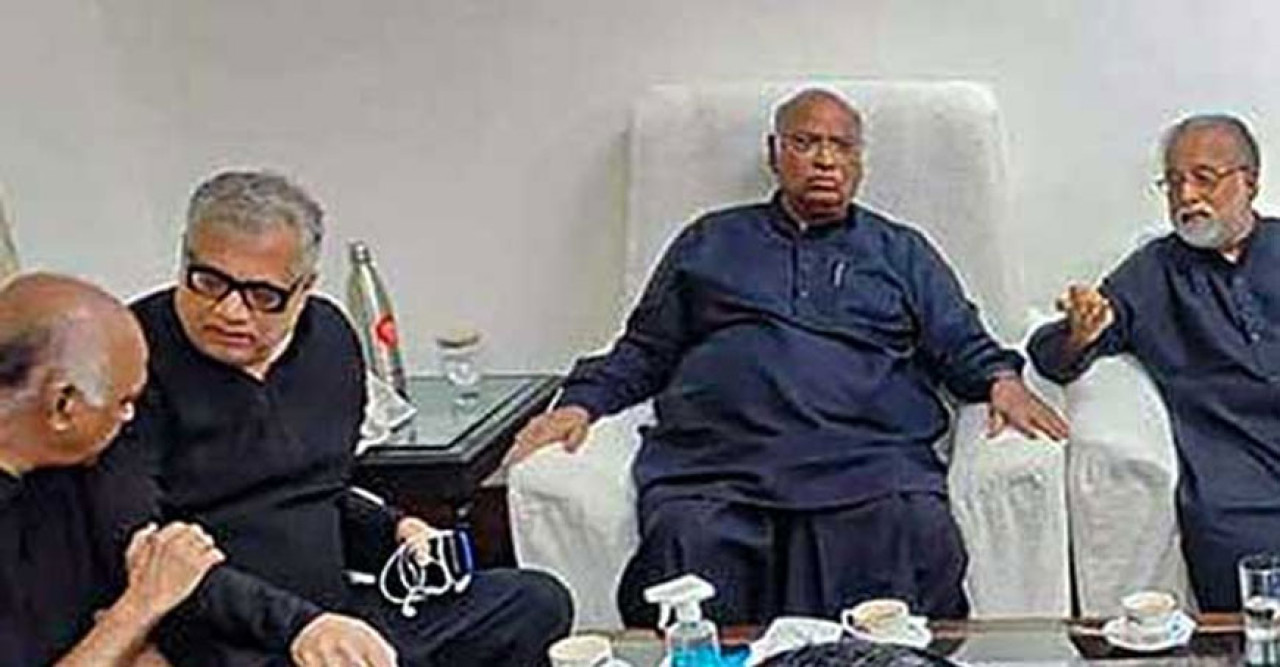 পার্লামেন্টে মণিপুরকাণ্ড নিয়ে কালো পোশাক পরে ইন্ডিয়ার বিরোধী জোট নেতাদের