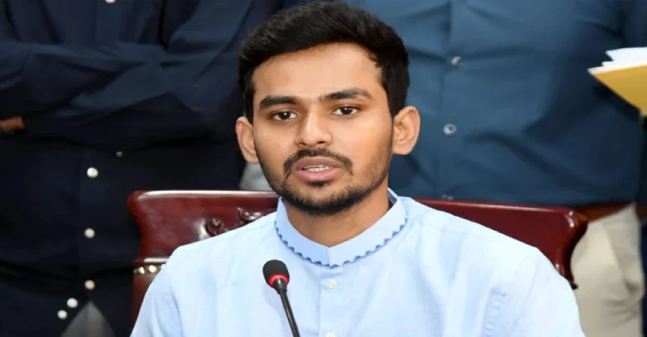 আসিফ মাহমুদের চাঞ্চল্যকর ঘোষণা: নির্বাচনকালীন সরকার থেকে সরে দাঁড়াচ্ছেন, যোগ দিচ্ছেন এনসিপিতে?