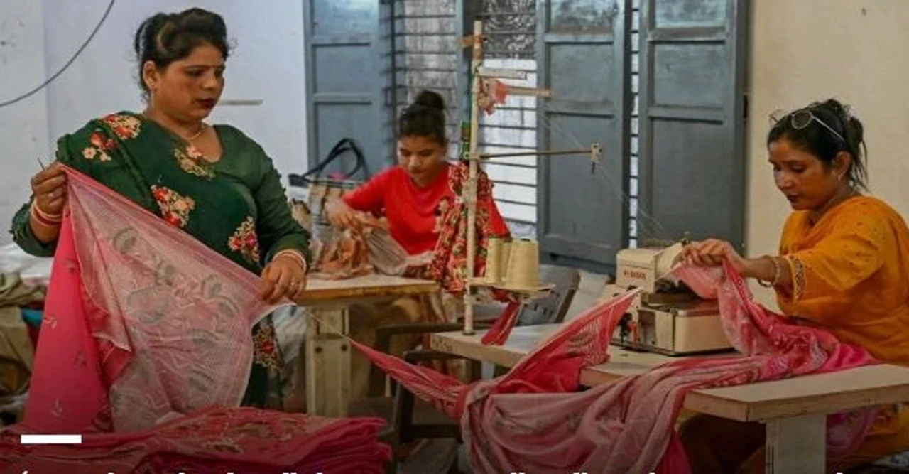ট্রাম্পের ‘আমেরিকা ফার্স্ট’ নীতিতে কাঁপছে ভারতীয় কারখানা: লাখো শ্রমিকের চাকরি ঝুঁকিতে, মোদির স্বপ্নেও ধাক্কা
