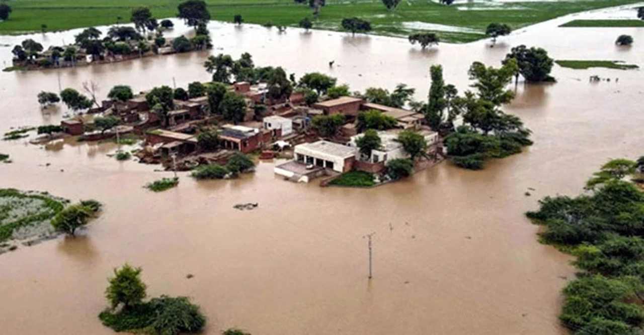 ভারতের পানি পাকিস্তানে ঢুকছে, পাঞ্জাবে বন্যায় মৃত ৪৩: ৩৩ লাখ মানুষ বিপদের মুখে, আরও ভয়াবহ পরিস্থিতির শঙ্কা
