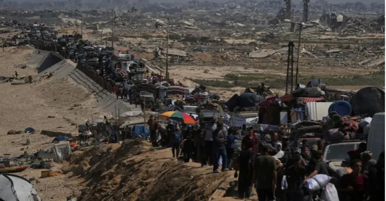 গাজা শহরে ইসরায়েলি বোমাবর্ষণে হাজার হাজার ফিলিস্তিনি পালাচ্ছে, মানবিক সংকট তীব্রতর