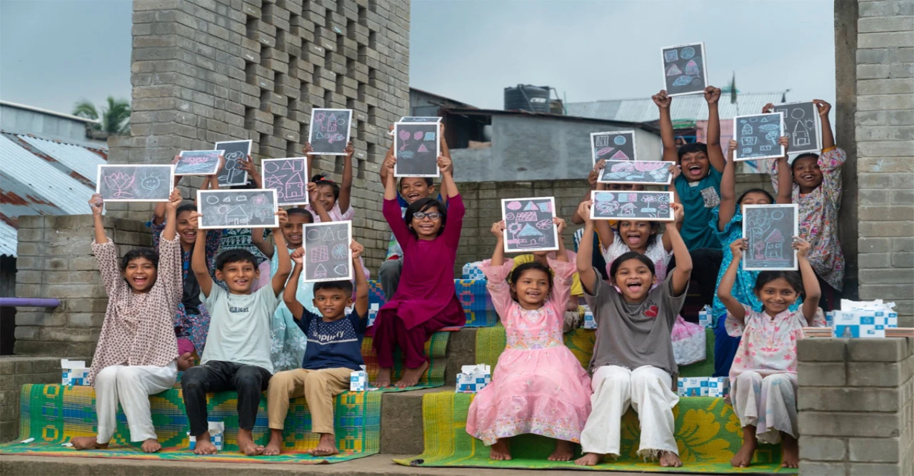 বর্জ্য থেকে তৈরি পরিবেশবান্ধব চক! দেশের ১০০০ স্কুলে বিনামূল্যে বিতরণে প্রশংসায় ডিবিএল সিরামিকস