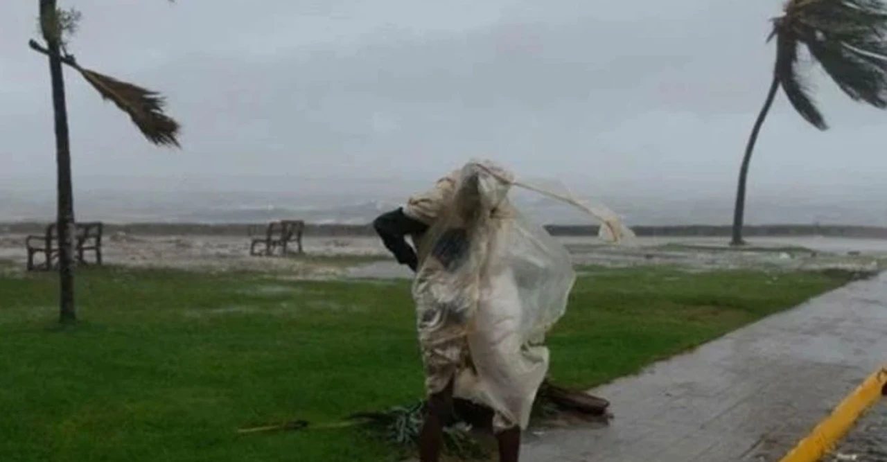 ২৫০ কিমি গতিতে ধেয়ে আসছে ঘূর্ণিঝড় মেলিসা, জ্যামাইকায় ভয়াবহ বন্যার আশঙ্কা!