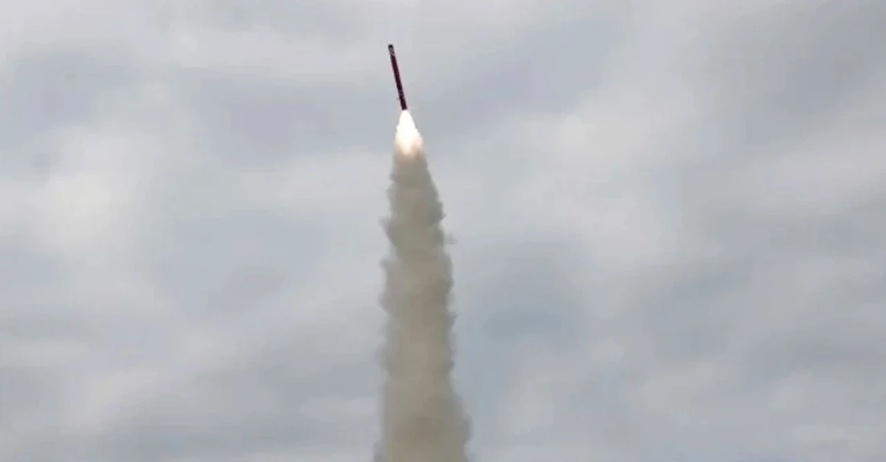 ট্রাম্প আসছেন, কিম জং উন ক্ষেপণাস্ত্র ছুড়লেন! দক্ষিণ কোরিয়া সফরের আগেই পীত সাগরে উত্তরের 'শক্তি প্রদর্শন'"