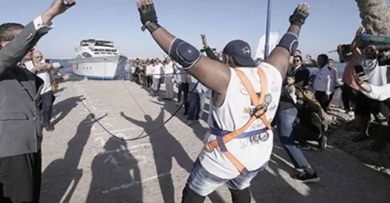 অবিশ্বাস্য শক্তির প্রমাণ! দাঁত দিয়ে ৭০০ টন জাহাজ টেনে বিশ্ব রেকর্ড গড়লেন মিশরীয় কুস্তিগীর