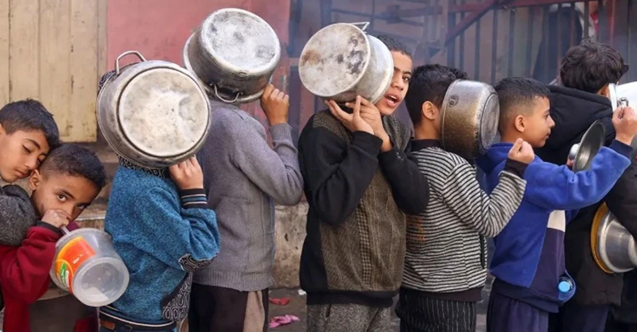 খিদের কষ্ট মেটেনি এক বছর! ঘরে মুরগির মাংস দেখে সেজদায় লুটিয়ে পড়ল গাজার ক্ষুধার্ত শিশুটি!