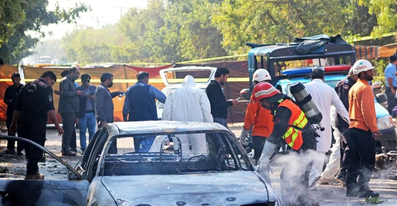 ইসলামাবাদ আদালতে ভয়াবহ আত্মঘাতী হামলা, দায় স্বীকার তালেবানের—চরম সতর্কতায় পাকিস্তান