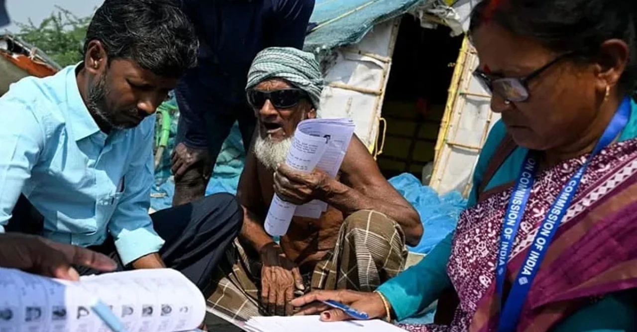বাংলাদেশি না রোহিঙ্গা?” কলকাতায় ইউটিউবারদের হানাহানি, ক্ষুব্ধ সাধারণ মানুষ পাল্টা প্রশ্ন ছুড়লেন