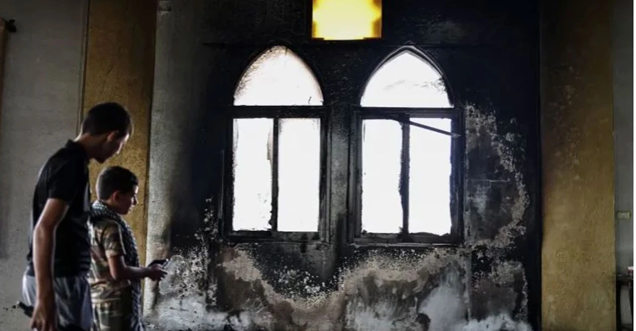 পশ্চিম তীরে মসজিদে অগ্নিসংযোগ! ইসরায়েলি বসতি স্থাপনকারীদের হামলায় কুরআন পুড়ল, বিশ্বনিন্দা