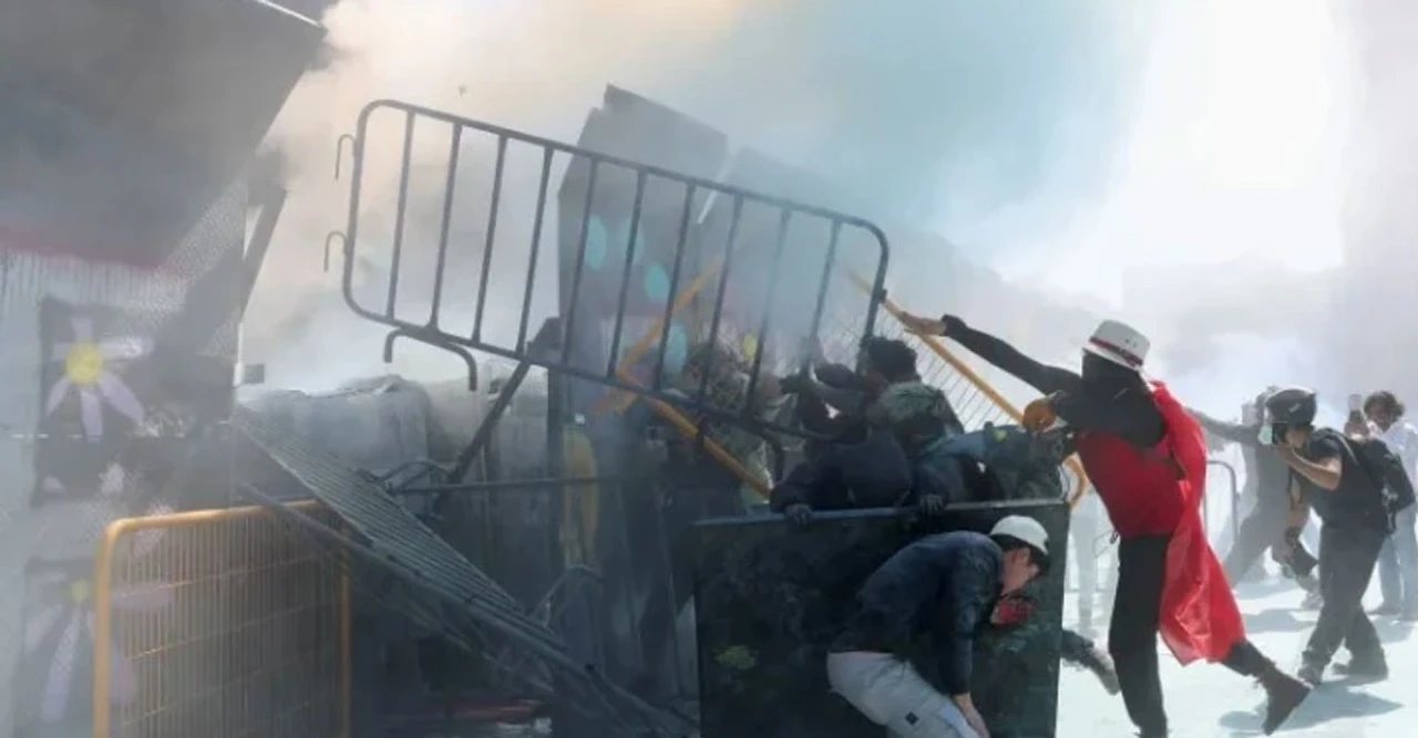 মেক্সিকোতে জেন-জি বিক্ষোভে রণক্ষেত্র রাজধানী, শতাধিক আহত—সরকারের বিরুদ্ধে ক্ষোভ বিস্ফোরণ