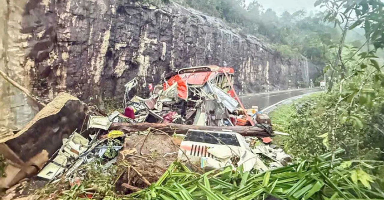 ভিয়েতনামে চলন্ত বাস চাপা পড়লো পাহাড়ের নিচে! ভূমিধসে নিহতের সংখ্যা বেড়ে ৬, ধ্বংসস্তূপের ভেতরে আটকে বহু যাত্রী!