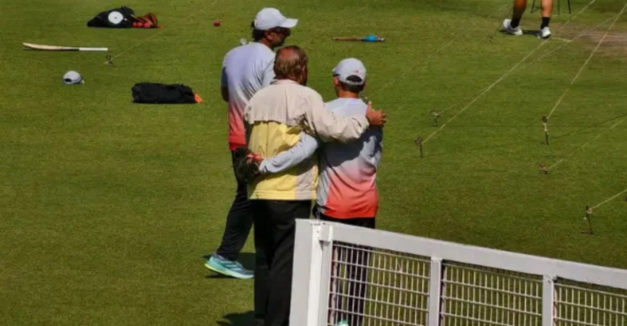 গম্ভীরের কান্ড! ইডেনের কিউরেটরকে জড়িয়ে ধরে ভাইরাল—পিচ বিতর্কের মাঝে হাসি-আলিঙ্গন