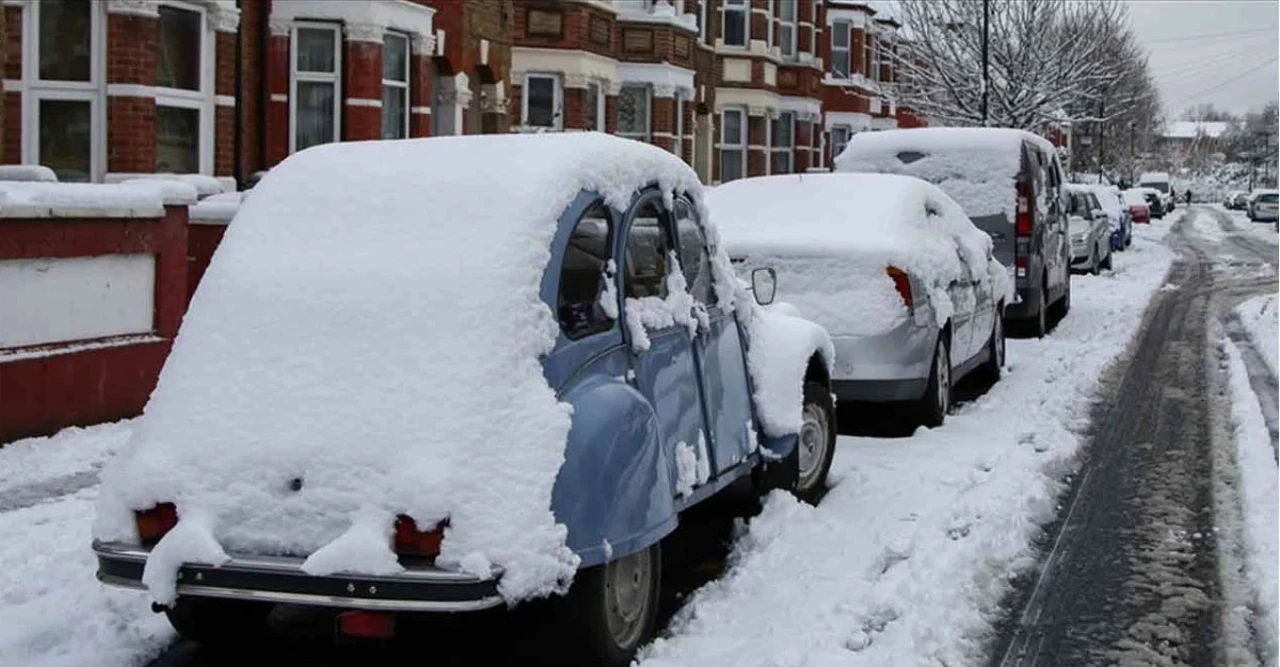 যুক্তরাজ্যে তুষারঝড়ে বিপর্যয়! শত শত স্কুল বন্ধ, বিদ্যুৎ বিভ্রাট, জীবন অচল