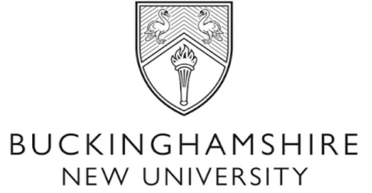 জরুরি খবর! যুক্তরাজ্যে বাংলাদেশি শিক্ষার্থীদের স্নাতক ভর্তি স্থগিত, কোন ইউনিভার্সিটিতে বন্ধ হলো আবেদন?