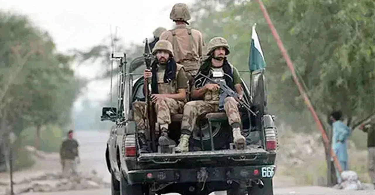 পাকিস্তানে সেনা-পুলিশ অভিযানে টিটিপির ৩০ সন্ত্রাসী নিহত! ৪ জেলায় ২ দিনের 