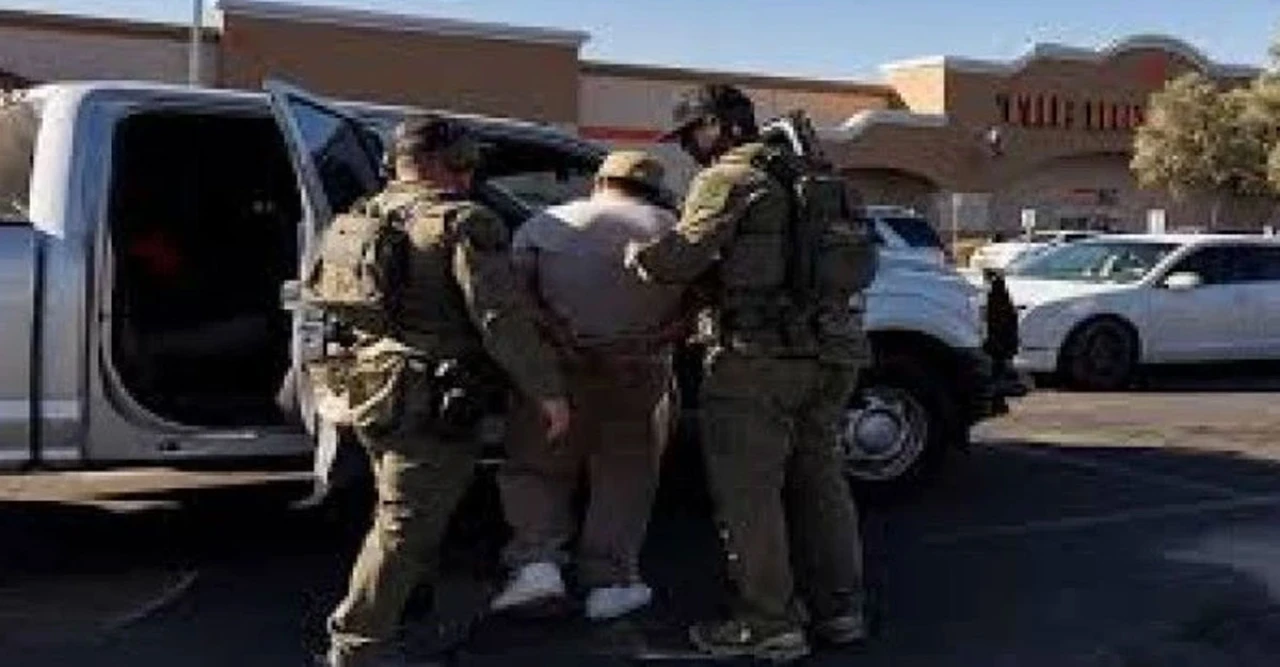 ১০ মাসে ১৬ লাখ মানুষ স্বেচ্ছায় আমেরিকা ছাড়লেন! ট্রাম্পের অভিবাসন নীতি নিয়ে বিতর্ক