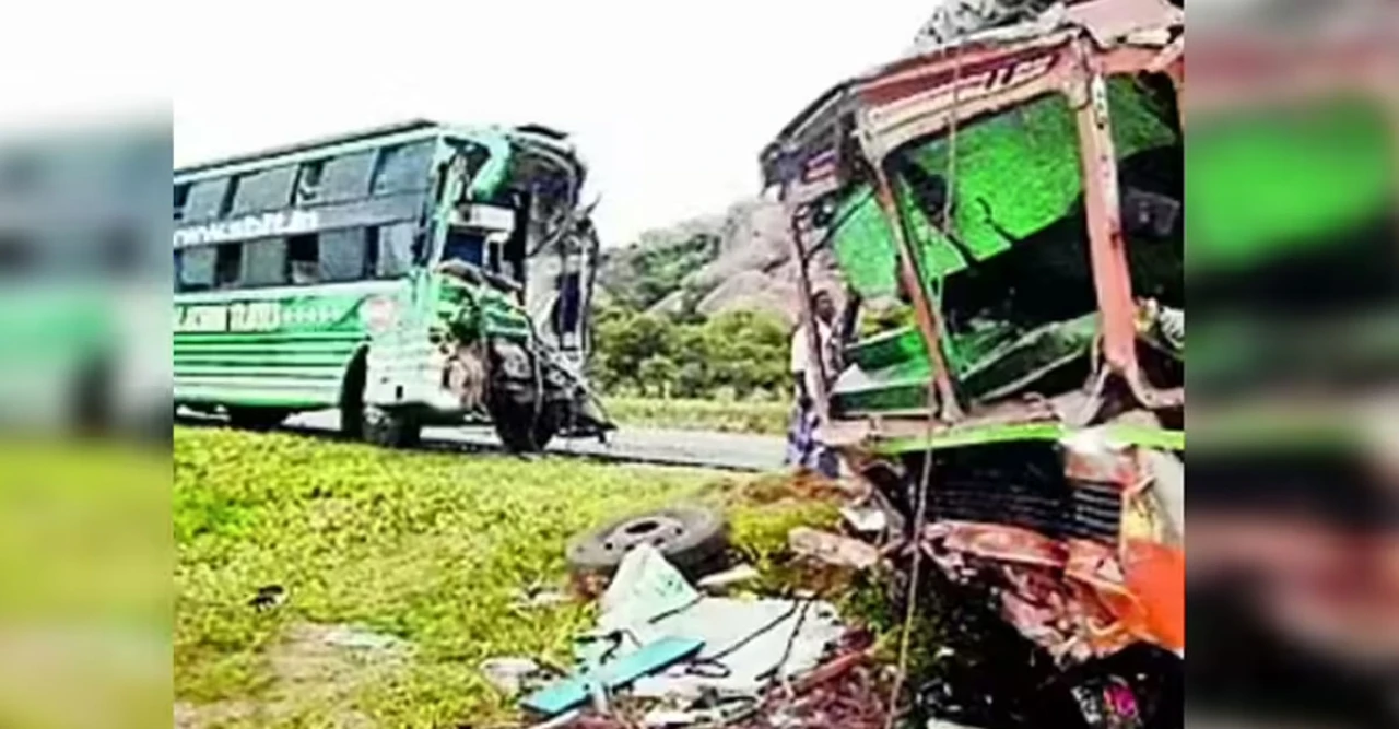 ভারতে বাস-ট্রাক ধাক্কায় ২০ জনের মর্মান্তিক মৃত্যু! কী ঘটেছে সকালে?