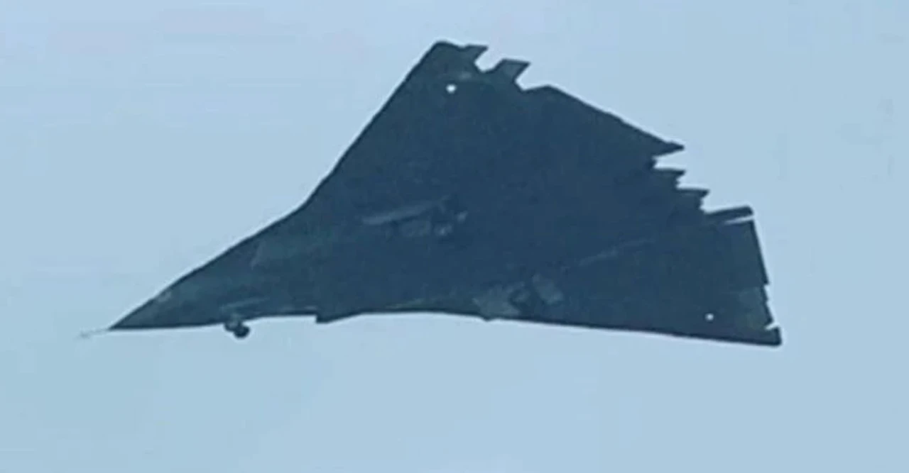 চীনের জে-৩৬ যুদ্ধবিমান: ষষ্ঠ প্রজন্মে যুক্তরাষ্ট্রকে ছাড়িয়ে যেতে চাইছে বেইজিংয়ের আকাশ শক্তি