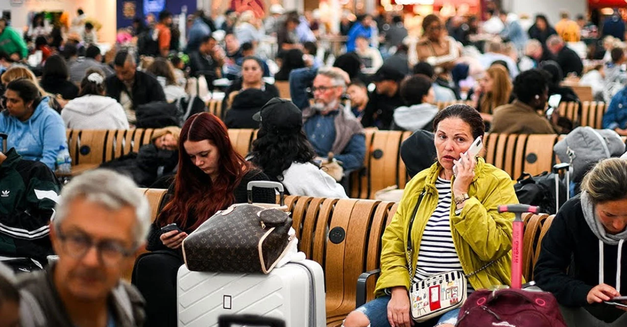 যুক্তরাষ্ট্রজুড়ে ফ্লাইটে মহাবিপর্যয়! বেতন না পেয়ে কর্মস্থল ছেড়েছেন এয়ার ট্রাফিক কন্ট্রোলাররা