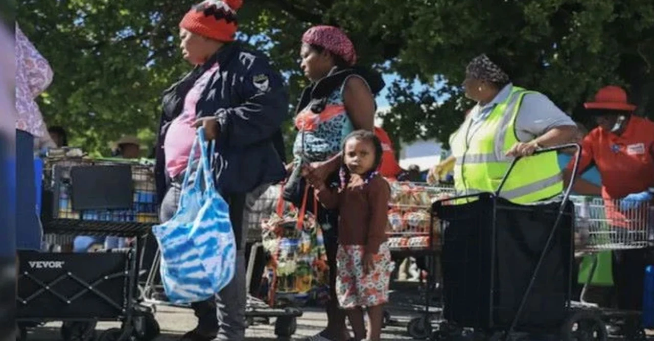 শাটডাউনের আঘাত সরাসরি গরিবদের ওপর! খাদ্য সহায়তা বন্ধ, কৃষ্ণাঙ্গ আমেরিকানরা কী খাবে?