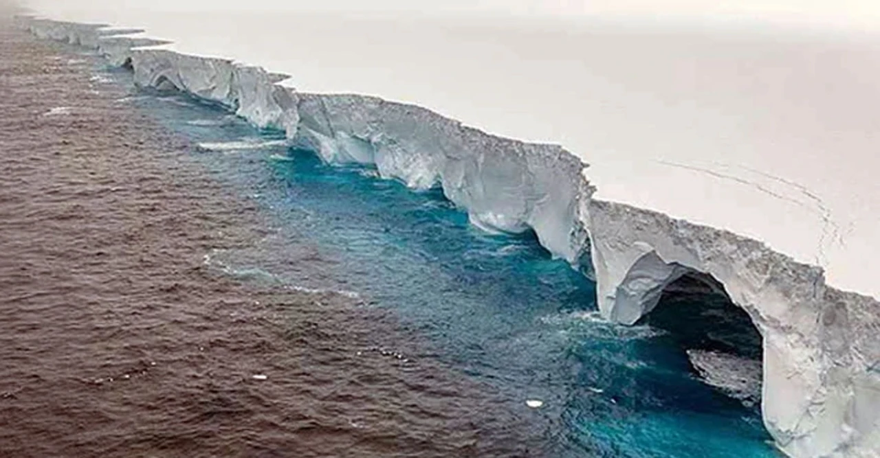 ৬০ দিনে অর্ধেক বরফ গলে গেল! অ্যান্টার্কটিকার হিমবাহ ধসে বিপদের ঝড়