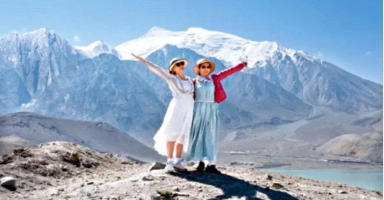 চীনের জিনজিয়াং এখন পর্যটনের স্বর্গ, কিন্তু সৌন্দর্যের আড়ালে লুকিয়ে আছে কান্নার ইতিহাস