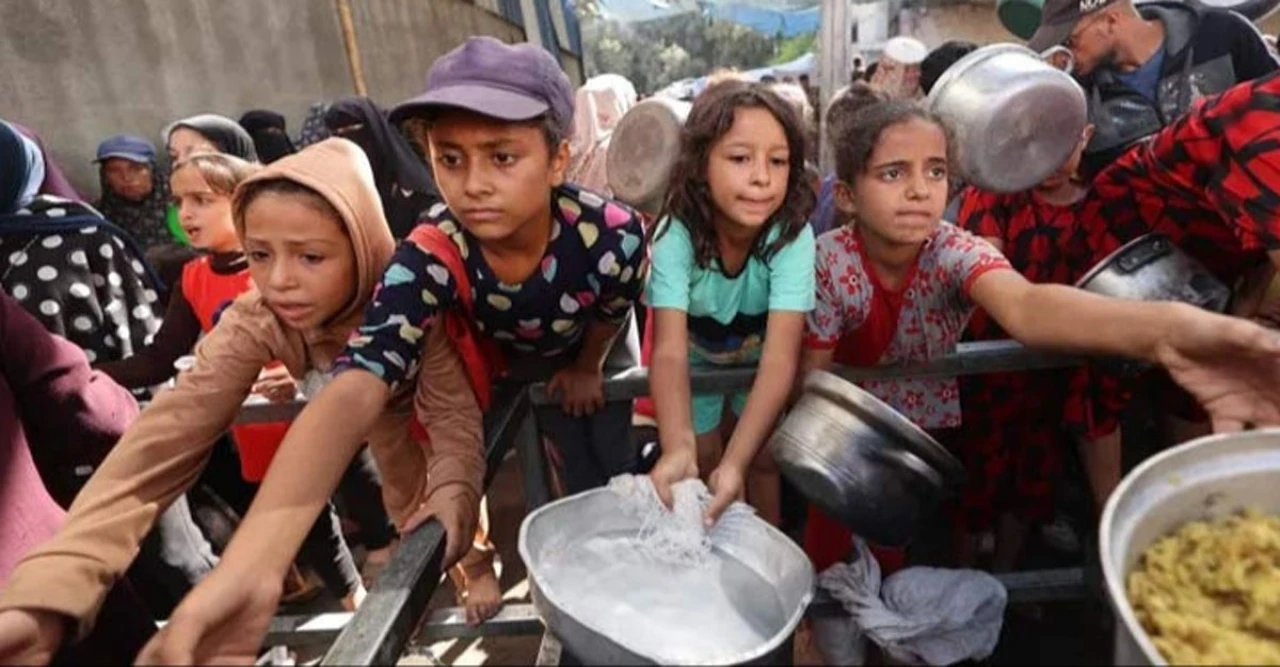 ত্রাণ পৌঁছাতে বাধা দিচ্ছে ইসরায়েল! সীমিত সীমান্ত, শীতে বাড়ছে গাজার মানুষের চরম দুর্ভোগ