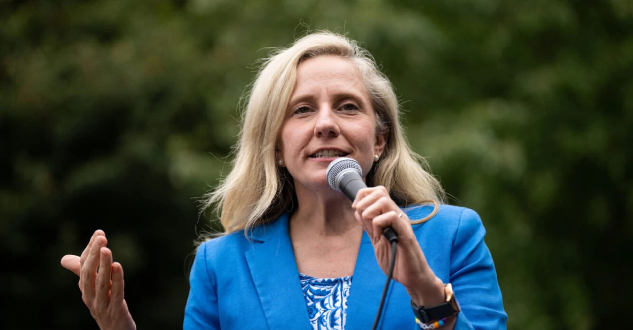 ভার্জিনিয়ায় প্রথম নারী গভর্নর নির্বাচিত অ্যাবিগেইল স্প্যানবার্গার! রিপাবলিকানকে হারিয়ে ডেমোক্র্যাটদের জয়