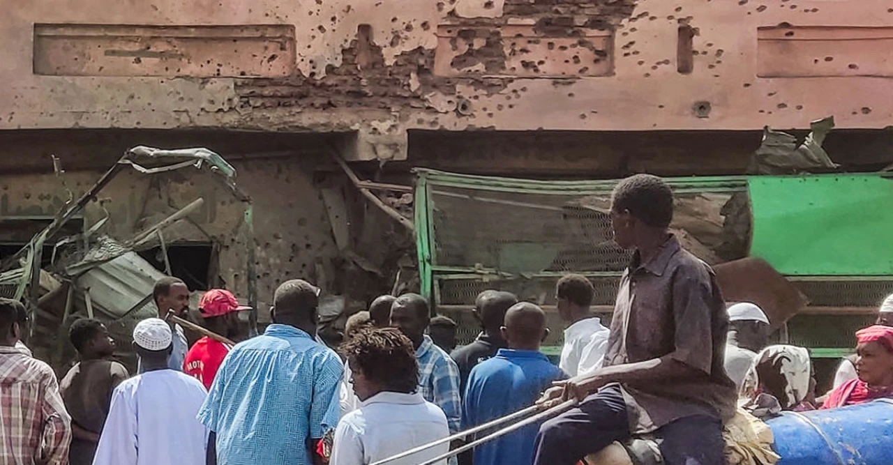 থামছে না গৃহযুদ্ধ! এল-ওবাইদে জানাজার ওপর হামলায় ৪০ জনের মৃত্যু, ধর্ষণে জর্জরিত বাস্তুচ্যুত মানুষ