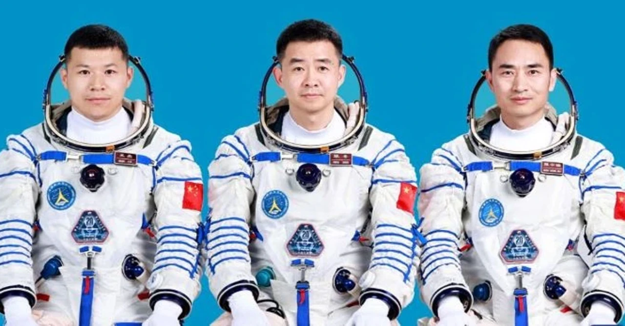 মহাকাশে বিপদ! ধ্বংসাবশেষের আঘাতে চীনা নভোচারীরা ফেরা বন্ধ, আটকা পড়লেন পৃথিবীতে ফিরতে!