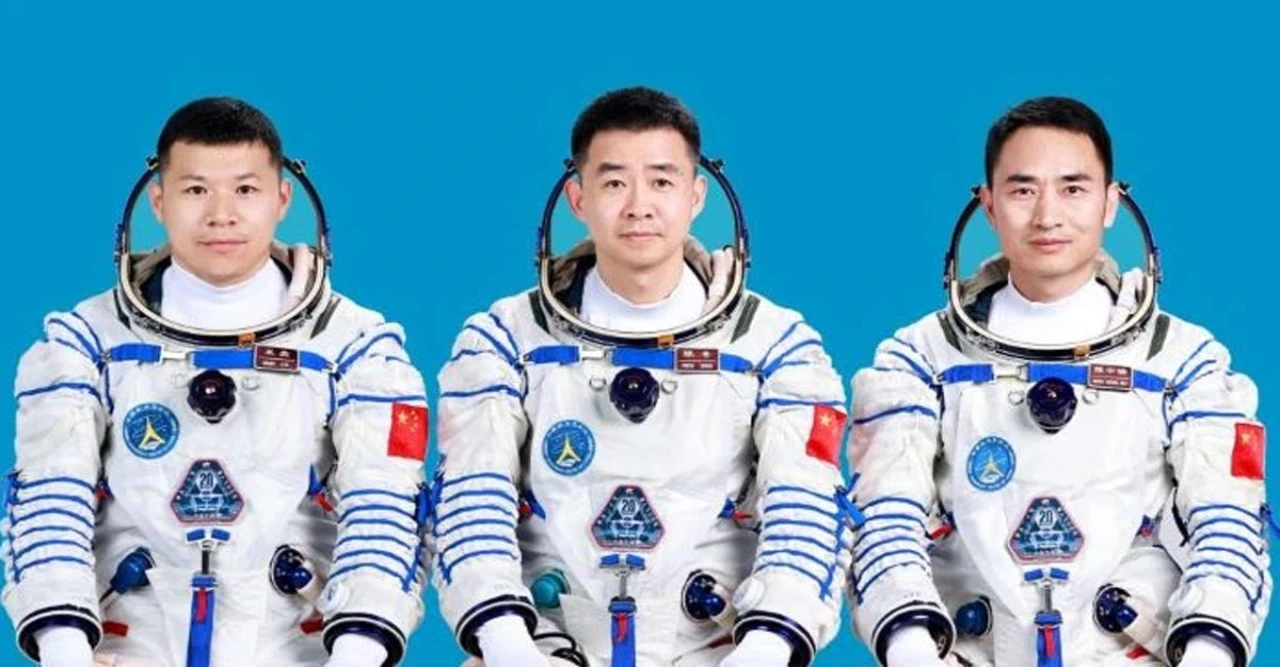 মহাকাশের আবর্জনা আঘাত! চীনা নভোচারীদের পৃথিবী ফেরা আটকে গেল, কবে ছাড়বে?