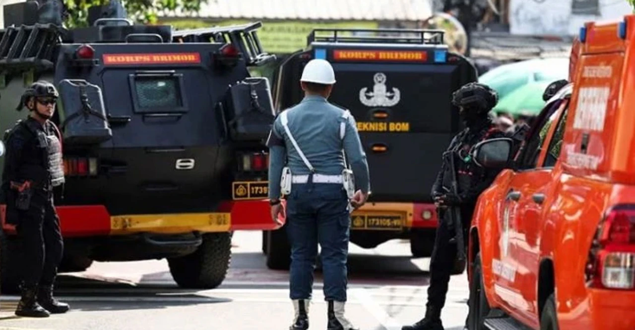 ইন্দোনেশিয়ায় মসজিদে ভয়াবহ বোমা হামলা! জুমার নামাজে বিস্ফোরণে ৫৪ জন আহত, আতঙ্ক ছড়ালো